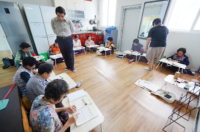 (1-2-2) 해남군 화원면 금평마을‘평균연령 80세 할머니학교의 열정 가득 한글교실’